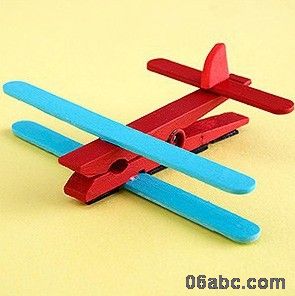 小飞机：由冰棍棒、木夹等制作